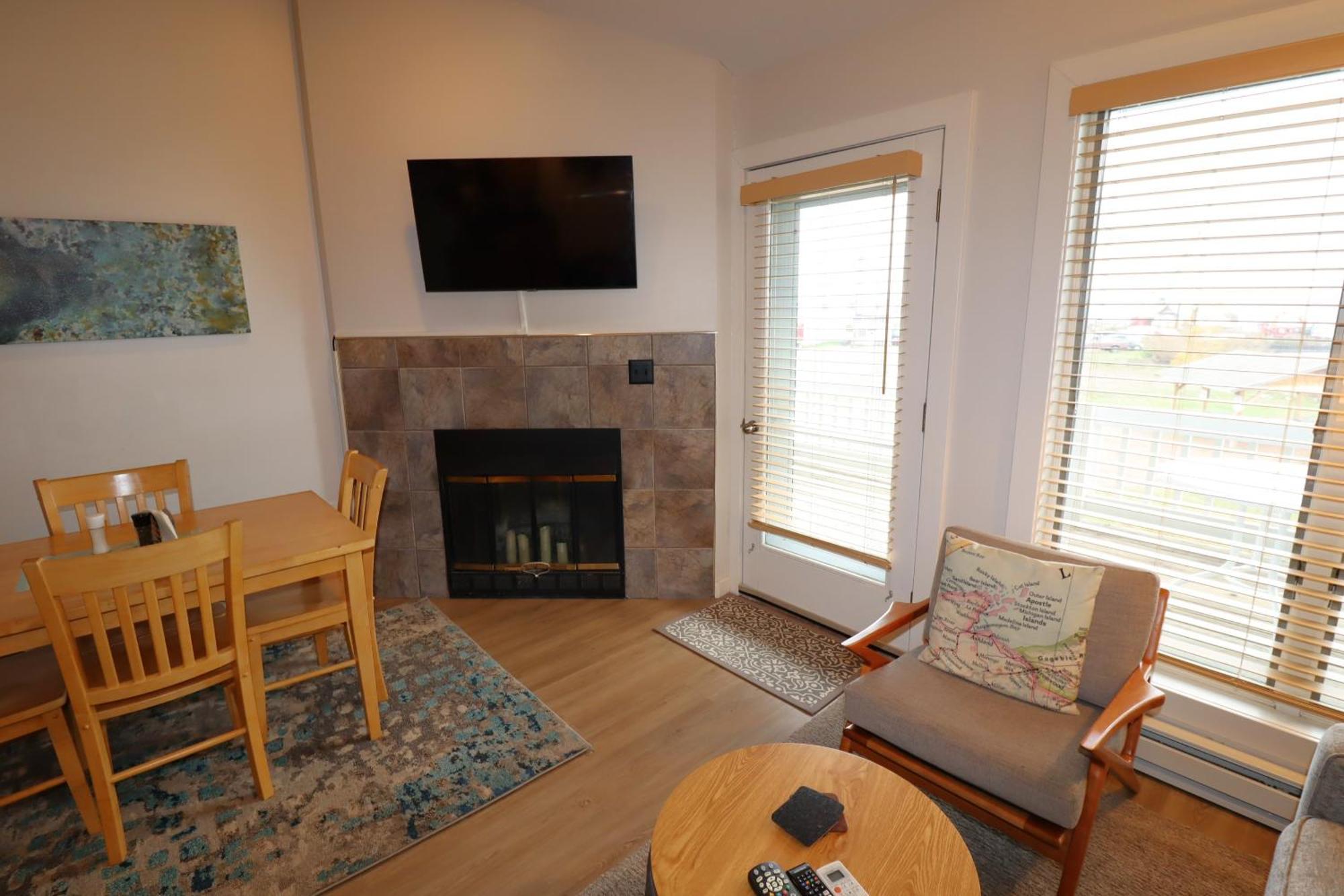 Beautiful Beach Front Condo With Lake Views Bayfield Extérieur photo