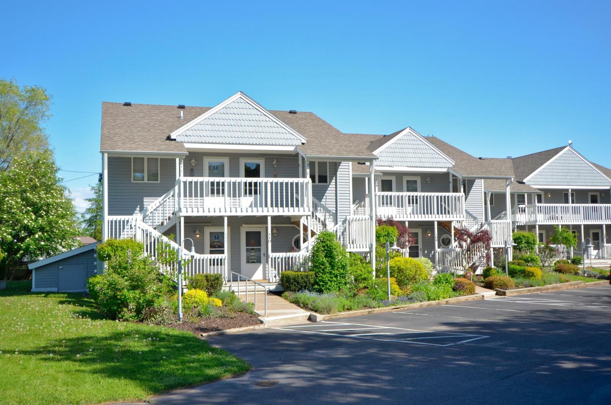 Beautiful Beach Front Condo With Lake Views Bayfield Extérieur photo