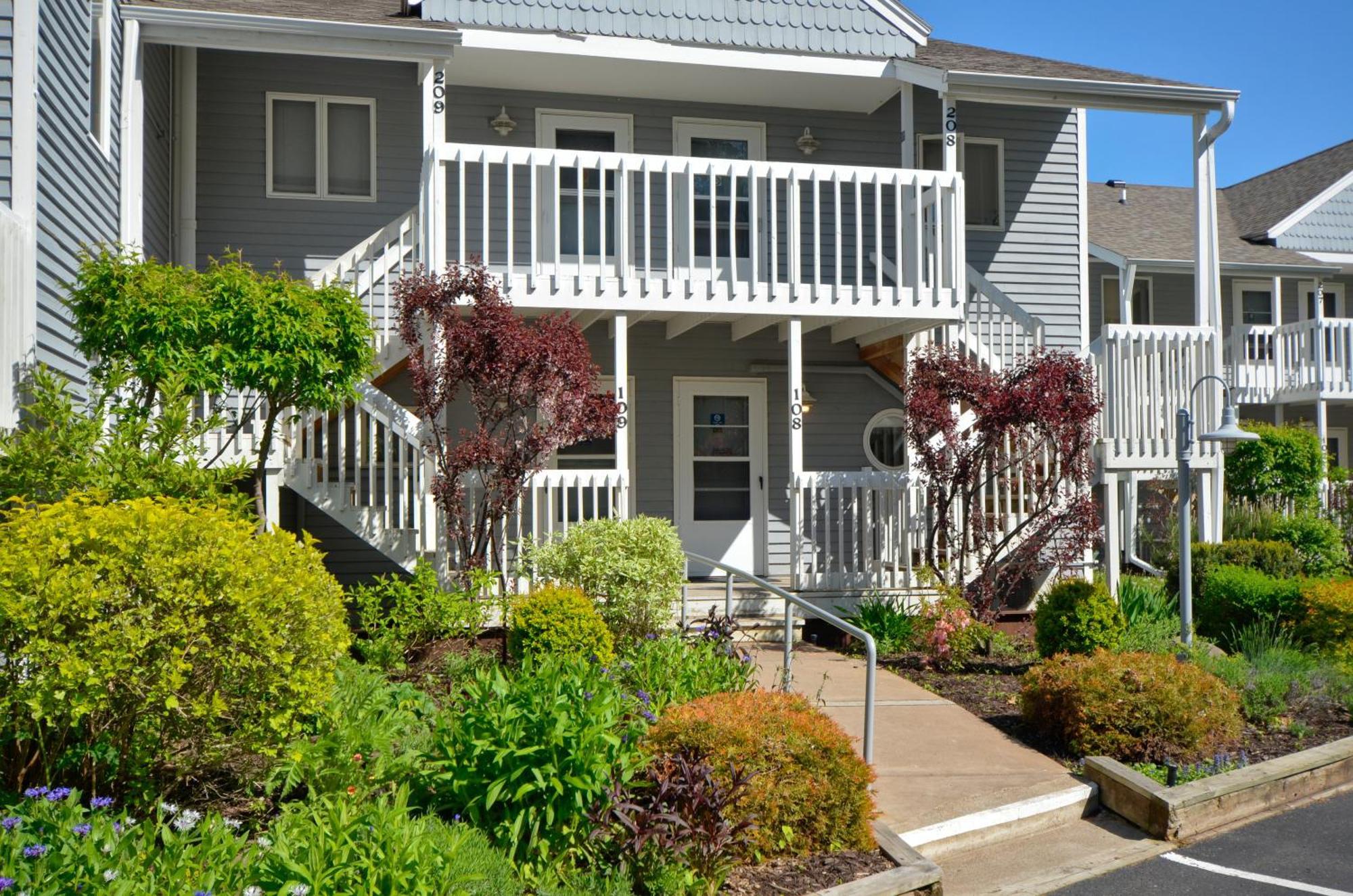Beautiful Beach Front Condo With Lake Views Bayfield Extérieur photo