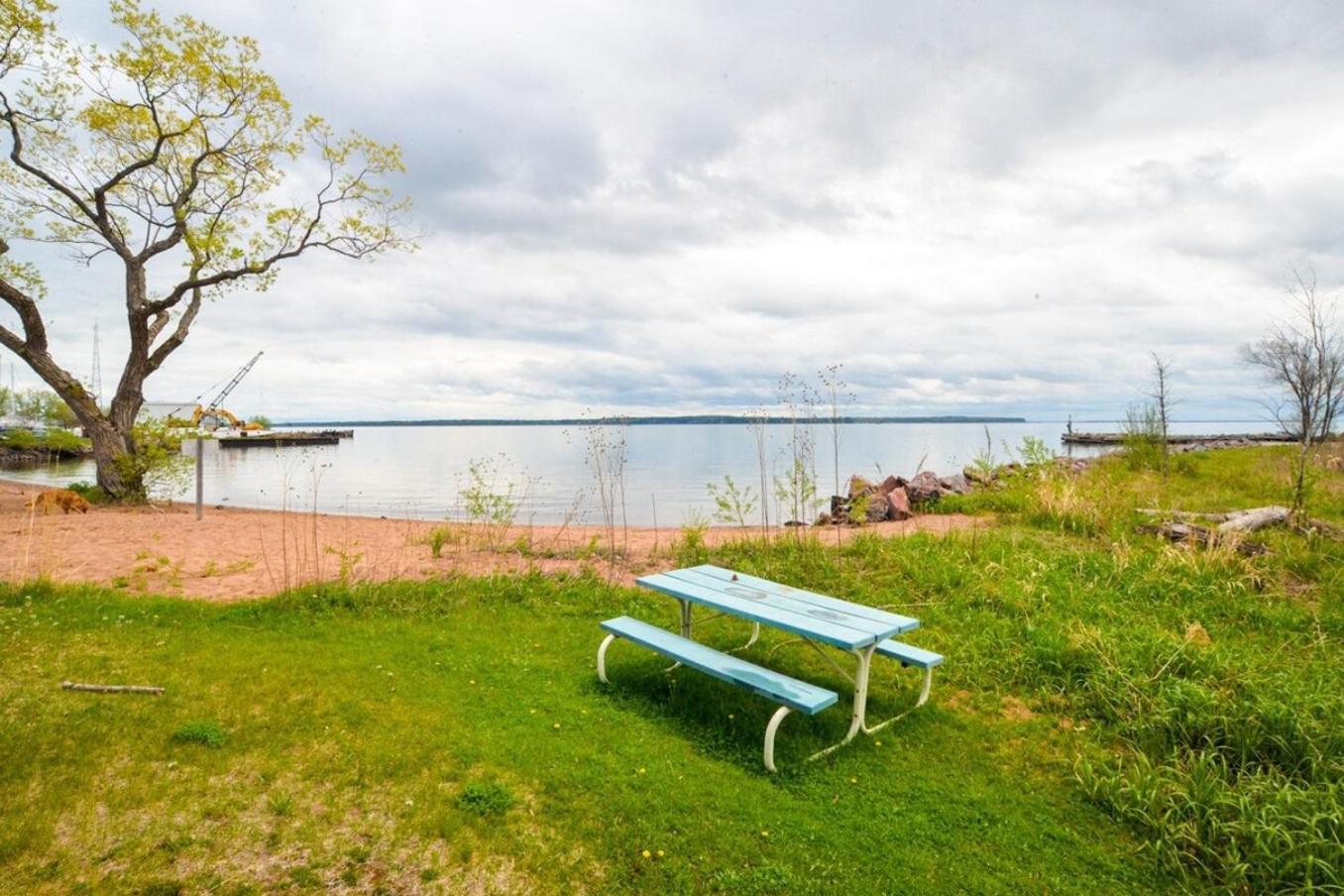 Beautiful Beach Front Condo With Lake Views Bayfield Extérieur photo
